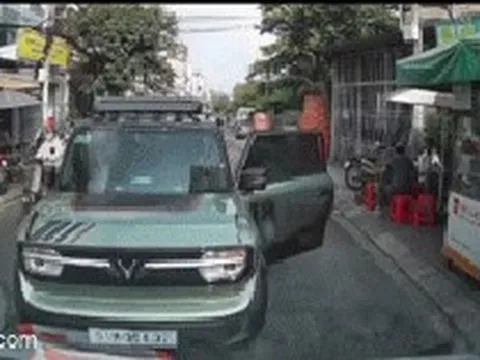 Tài xế vứt ô tô giữa đường bỏ đi, vài phút sau quay lại chửi bới, dọa đánh người