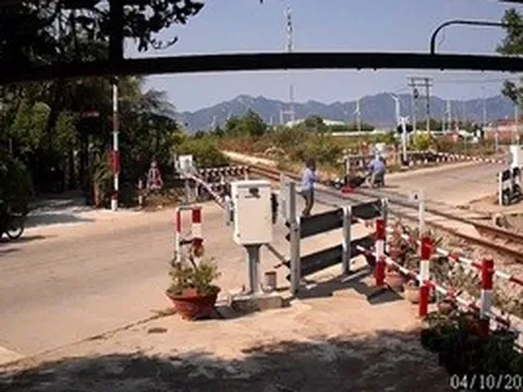 CLIP: Người phụ nữ vượt rào chắn đường sắt, ngã sát đường ray khi tàu sắp tới