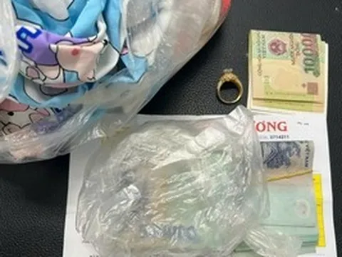 Nhẫn vàng cùng hàng chục triệu đồng bị bỏ quên trên bãi biển Đà Nẵng