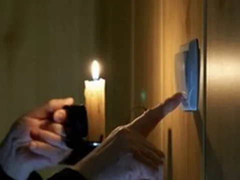 Khách thuê nhà giá 15 triệu đồng/tháng không trả tiền đúng hạn, chủ nhà liền cắt điện nước gây áp lực, tòa án tuyên bố: Không nên làm vậy!