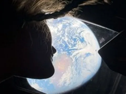 Nỗi cô độc lộng lẫy của hành tinh xanh: Những phát biểu của nữ phi hành gia duy nhất trên Artemis II khiến chúng ta bừng tỉnh