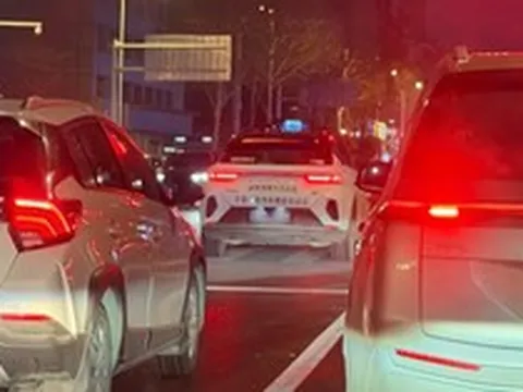 Hơn 100 chiếc taxi đồng loạt "chết máy" giữa đường đông đúc, hành khách hoảng loạn cầu cứu suốt 90 phút