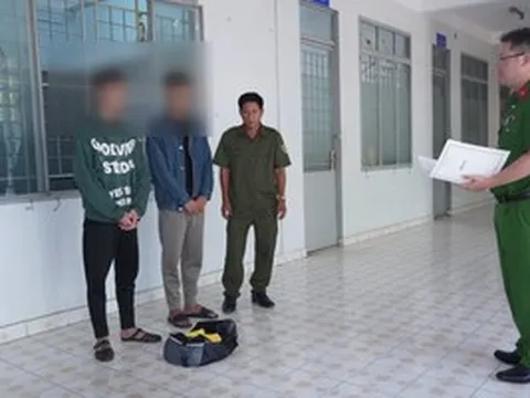 Bắt quả tang 2 thanh niên làm chuyện lén lút giữa đêm khuya