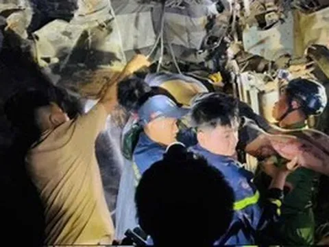 Cận cảnh giải cứu tài xế bị thương mắc kẹt khi xe tải rơi xuống vực sâu 80 m