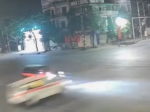 VIDEO: Xe cứu thương chở nhiều người bị lật sau khi tông xe bán tải ở ngã tư