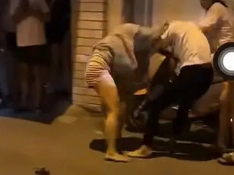 VIDEO: Hai nhóm phụ nữ đánh nhau, nhiều người vây quanh quay clip