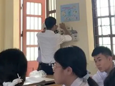 Lớp hỏng quạt giữa cái nắng 37 độ C, hành động của thầy giáo dạy Lý sau đó khiến trò phải cắt clip khoe ngay lên mạng