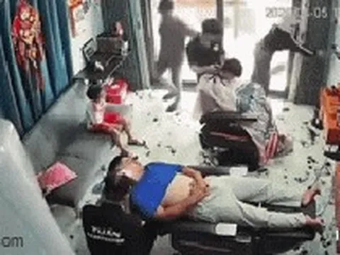 "2 phút" của người mẹ đưa con đi cắt tóc, khiến chủ tiệm kinh ngạc: Sự tử tế hút hơn 1,2 triệu lượt xem