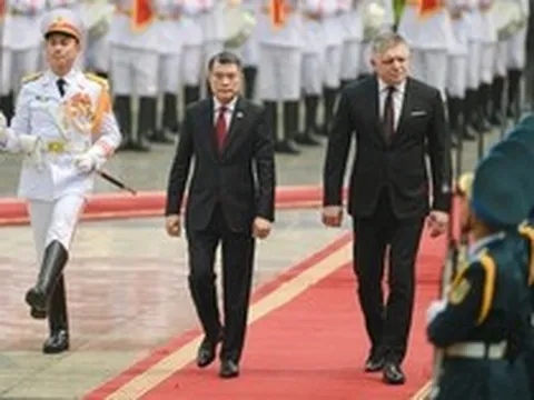 Thủ tướng Lê Minh Hưng chủ trì lễ đón Thủ tướng Slovakia