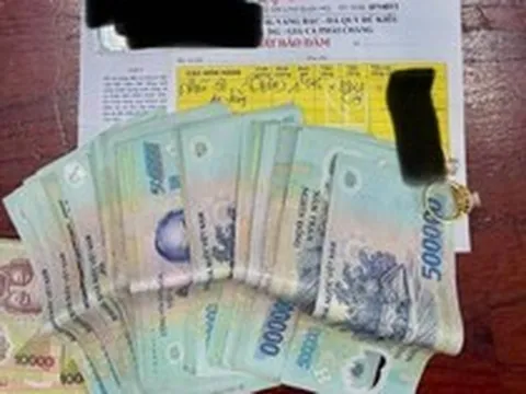 Phát hiện hơn 20 triệu đồng tiền mặt và 2 chiếc nhẫn vàng trên bãi biển