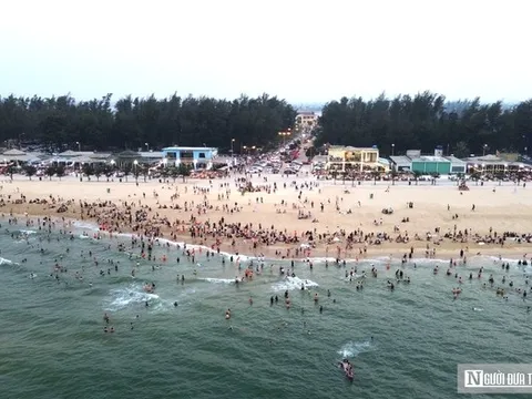 Ảnh: Dòng người ở Huế “trốn nóng” ùn ùn kéo về biển, các bãi tắm đông nghịt