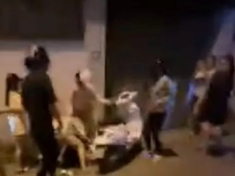 Công an vào cuộc vụ 2 nhóm phụ nữ đánh nhau, nhiều người vây quanh quay clip