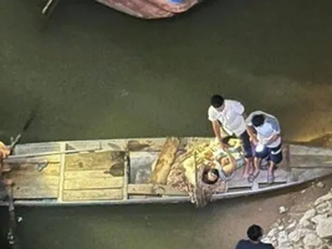 Người đàn ông lao xuống sông cứu sống người mẹ ôm con nhỏ nhảy cầu tự tử