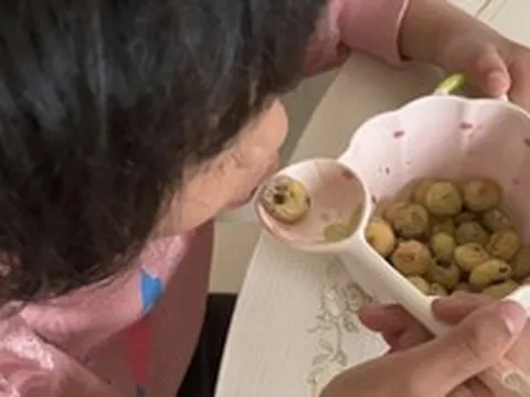 Mẹ mất 45 phút bóc vỏ việt quất cho con, không ngờ lại bị chỉ trích: "Yêu sai cách còn nguy hiểm hơn không yêu"