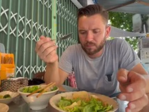 Trổ tài khen món ăn Việt Nam đậm đà, khách Tây khiến chủ quán ngơ ngác mất vài nhịp mới hiểu
