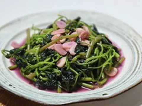 Không ngờ loại rau dân dã này lại là "bể canxi và sắt", chỉ thêm vài tép tỏi là thành cực phẩm đưa cơm