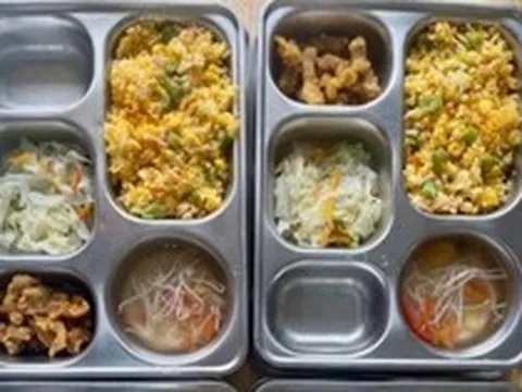 Bữa ăn 25 nghìn đồng của một trường Tiểu học công lập nhận cơn mưa lời khen, đáng khen nhất là tin nhắn cô giáo gửi cho phụ huynh!