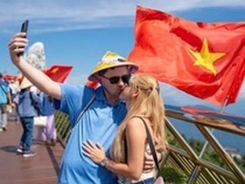 Không chỉ du lịch, nhiều du khách đến Việt Nam để hoàn thiện một thứ đặc biệt cho ngày quan trọng này