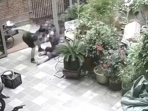 Xôn xao clip chồng đánh vợ, túm tóc kéo lê từ sân vào nhà