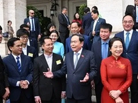 Chủ tịch Quốc hội thông tin về tình hình Việt Nam với kiều bào tại Italia