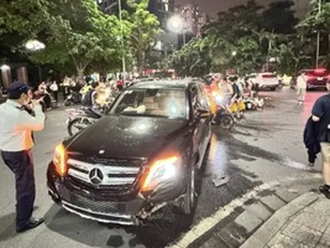 Uống bia rượu, tài xế Mercedes tông xe liên hoàn