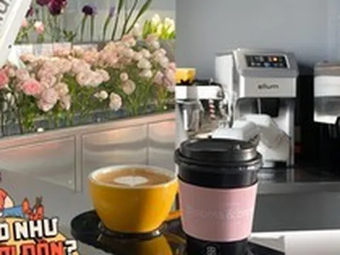 Quán cà phê "không người bán" đông nghịt ở TP.HCM: Khách chi 60.000 cho robot pha chế 2 phút, tự mua hoa qua camera AI