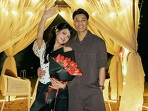 Tuyển thủ Vũ Văn Thanh cầu hôn bạn gái "trâm anh thế phiệt" trong khung cảnh lãng mạn như ngôn tình