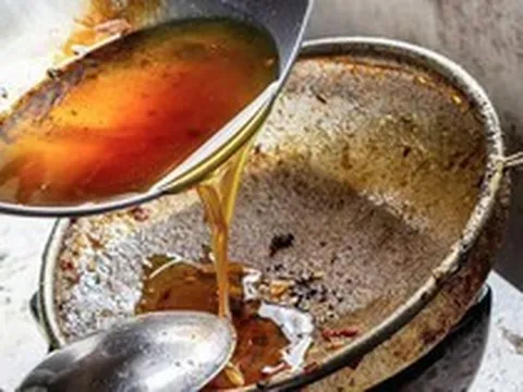 Dầu ăn đã qua sử dụng thì đổ đi đâu? Nhân viên thu gom rác tiết lộ điều bất ngờ