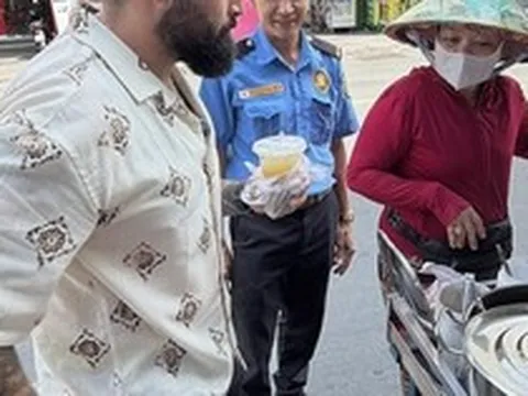 Khách Tây đánh rơi món đồ 500 ngàn giữa đường đứng hình trước cách xử lý của chú bảo vệ Việt Nam