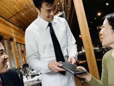 Thích bạn gái chủ động chia hoá đơn dù tôi chẳng thiếu tiền