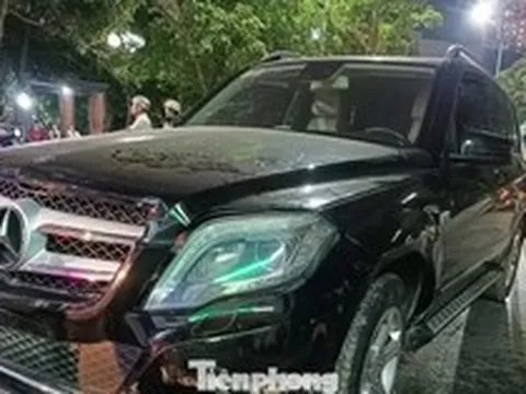 Ô tô Mercedes GLK 250 đâm liên hoàn nhiều xe máy trong khu đô thị ở Hà Nội