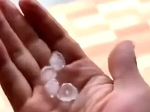 Clip: Đang nắng như đổ lửa, Đà Nẵng bất ngờ hứng mưa đá