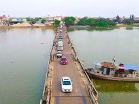Cầu phao 30 năm tuổi ở Ninh Bình 'oằn mình' gánh tải chờ ngày được thay thế