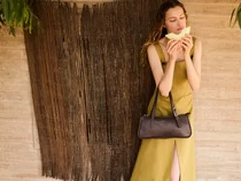 Mẫu túi có tỉ lệ độc đáo, lấy cảm hứng từ "yên ngựa" được tín đồ thời trang săn đón nhất mùa hè 2026