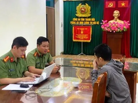 Bị cuộc gọi đòi nợ làm phiền, nam thanh niên chuyển cuộc gọi sang đường dây nóng của công an