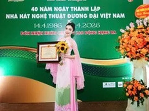MC, ca sĩ Kim Huyền Sâm nhận kỷ niệm chương hơn 20 năm cống hiến nghệ thuật