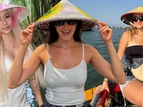 Khách Tây xếp hàng trải nghiệm "miền Tây giữa lòng phố cổ": Bộ môn thuyền thúng hot nhất hè này