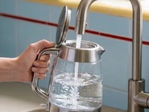 Nghiên cứu 64 năm bác bỏ tin đồn về nước máy chứa fluor