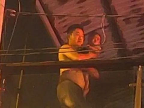 Hình ảnh Đại úy công an băng mình qua lửa, cởi áo che cho bé 18 tháng tuổi gây xúc động mạnh