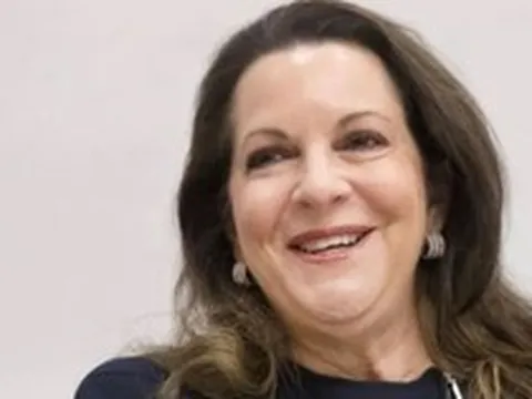 Bị từ chối thăng chức, người phụ nữ vay 2,3 tỷ USD mua lại công ty, sa thải sếp cũ