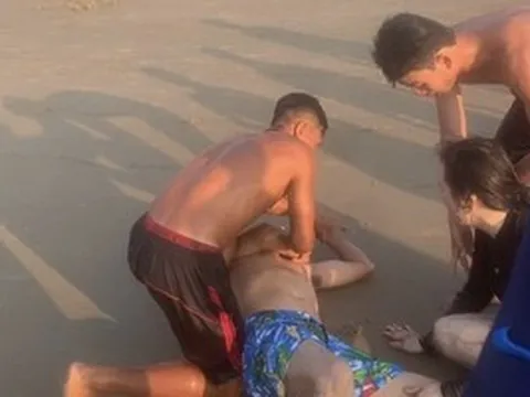 Clip 49 giây ghi lại cảnh cứu và sơ cứu 2 vợ chồng du khách ngay trên bãi biển Vũng Tàu