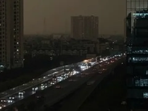 Bầu trời Hà Nội tối sầm lúc 9h, mưa dông bao phủ khắp nơi