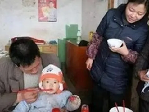 Bé 5 tháng tuổi suy gan sau bữa tiệc gia đình: Bác sĩ lo ngại vì "tình thương thiếu hiểu biết" của ông nội