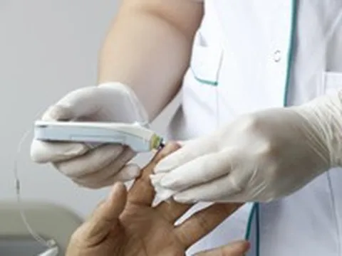 Người đàn ông rơi vào hôn mê sâu: Bác sĩ lặng im khi nhìn vào thứ người nhà mang theo