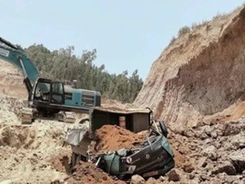 Sạt lở mỏ đất ở Gia Lai, một tài xế tử vong