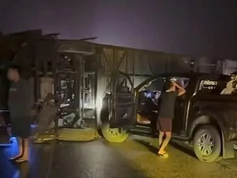 Xe khách lật trên cao tốc, 5 người bị thương