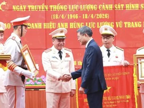 Giám đốc Công an TP Hà Nội Nguyễn Thanh Tùng nhận danh hiệu Anh hùng Lực lượng vũ trang nhân dân