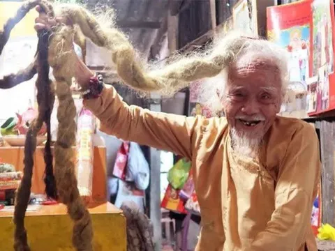 "Dị nhân tóc rồng" gây tò mò khắp miền Tây