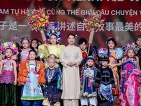 Người Việt mang ‘Dế Mèn phiêu lưu ký’, hát bội, hoa giấy Thanh Tiên của Huế… lên sàn diễn thời trang quốc tế