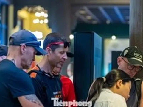 Khách quốc tế nườm nượp đến vịnh Hạ Long